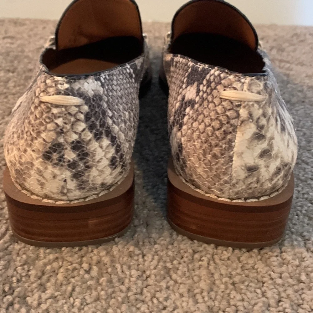 Perfect snakeskin Franco Sarto flats with silver chain accent. Sz 7. Fits 71/2.